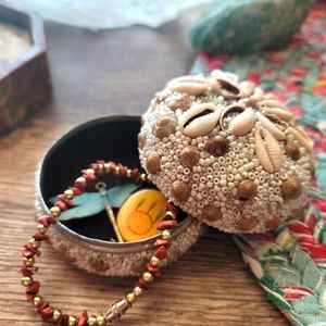 Beautiful little shell-covered jewelry box! Antique trinkets included❤️